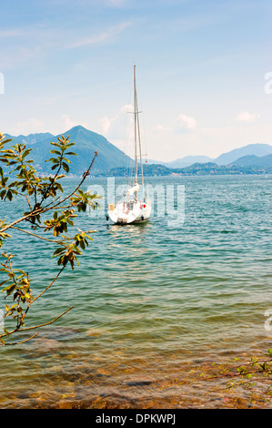 Yacht vor Anker am Lago Maggiore, Italien Stockfoto