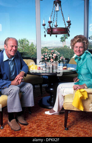 Foto: BETTY FORD, ehemalige US First Lady und Mitbegründer von einer Behandlung der Drogenabhängigkeit Zentrum, das ihren Namen trägt starb Freitag, 8. Juli 2011 im Alter von 93 Jahren. Auf dem Bild: 1. Januar 1977 home - Palm Springs, Kalifornien, USA - GERALD FORD und BETTY FORD auf ihrem Palm Springs in einer undatierten Foto von 1977. (Kredit-Bild: © Brian Leatart/Globe Photos/ZUMAPRESS.com) Stockfoto