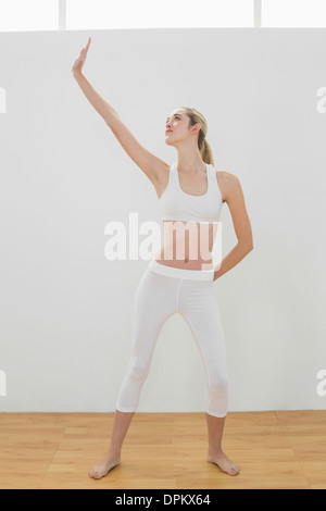 Schönen durchtrainierten Frau Yoga-Pose für ihren Körper zu tun Stockfoto