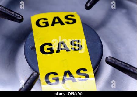 Gelbe Gas Sicherheit Band auf einem inländischen Gas-Herd-ring Stockfoto