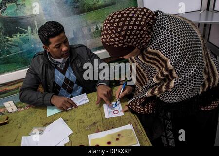 Kairo, Ägypten. 15. Januar 2014. Ein ägyptischer Wähler füllt ihre Stimmzettel in einem Wahllokal in Sayeda Aisha, Alt-Kairo, Ägypten, 15. Januar 2014. Ägypter weiterhin ihre Stimmen am Mittwoch, dem zweiten Tag der Abstimmung über das Land neuen Verfassungsentwurf, der weithin ist als ein Meilenstein beim politischen Übergang Ägyptens nach islamistischen Präsident Mohamed Morsi im Juli letzten Jahres gestürzt wurde. Bildnachweis: Amru Salahuddien/Xinhua/Alamy Live-Nachrichten Stockfoto