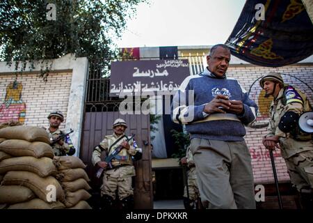 Kairo, Ägypten. 15. Januar 2014. Ein ägyptischer Wähler lässt einem Wahllokal in Sayeda Aisha, Alt-Kairo, Ägypten, 15. Januar 2014. Ägypter weiterhin ihre Stimmen am Mittwoch, dem zweiten Tag der Abstimmung über das Land neuen Verfassungsentwurf, der weithin ist als ein Meilenstein beim politischen Übergang Ägyptens nach islamistischen Präsident Mohamed Morsi im Juli letzten Jahres gestürzt wurde. Bildnachweis: Amru Salahuddien/Xinhua/Alamy Live-Nachrichten Stockfoto