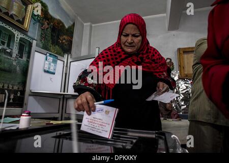 Kairo, Ägypten. 15. Januar 2014. Ein ägyptischer Wähler wirft ihre Stimmzettel in einem Wahllokal in Sayeda Aisha, Alt-Kairo, Ägypten, 15. Januar 2014. Ägypter weiterhin ihre Stimmen am Mittwoch, dem zweiten Tag der Abstimmung über das Land neuen Verfassungsentwurf, der weithin ist als ein Meilenstein beim politischen Übergang Ägyptens nach islamistischen Präsident Mohamed Morsi im Juli letzten Jahres gestürzt wurde. Bildnachweis: Amru Salahuddien/Xinhua/Alamy Live-Nachrichten Stockfoto