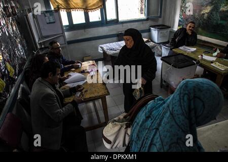 Kairo, Ägypten. 15. Januar 2014. Wähler sind in einem Wahllokal in Sayeda Aisha, Alt-Kairo, Ägypten, 15. Januar 2014 gesehen. Ägypter weiterhin ihre Stimmen am Mittwoch, dem zweiten Tag der Abstimmung über das Land neuen Verfassungsentwurf, der weithin ist als ein Meilenstein beim politischen Übergang Ägyptens nach islamistischen Präsident Mohamed Morsi im Juli letzten Jahres gestürzt wurde. Bildnachweis: Amru Salahuddien/Xinhua/Alamy Live-Nachrichten Stockfoto