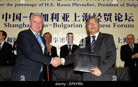 Shanghai, China. 15. Januar 2014. Der bulgarische Präsident Rosen Plevneliev (C zurück) Zeugen einer feierlichen Unterzeichnung des Abkommens über die Förderung der bilateralen wirtschaftlichen Zusammenarbeit während der "Shanghai Sino-bulgarische Business Forum" in Shanghai, Ost-China, 15. Januar 2014. © Ren lange/Xinhua/Alamy Live-Nachrichten Stockfoto