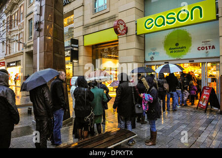 Belfast, Nordirland. 14. Januar 2014 - Hunderte von Menschen Warteschlange um Kommandant Chris Hadfield treffen, wie er seine Zeichen buchen "An Astronaut Leitfaden zu Leben auf der Erde" Credit: Stephen Barnes/Alamy Live News Stockfoto