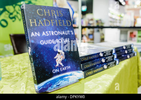 Belfast, Nordirland. 14. Januar 2014 - Kopien der Kommandant Chris Hadfield buchen "An Astronaut Leitfaden zu Leben auf der Erde" Credit: Stephen Barnes/Alamy Live News Stockfoto