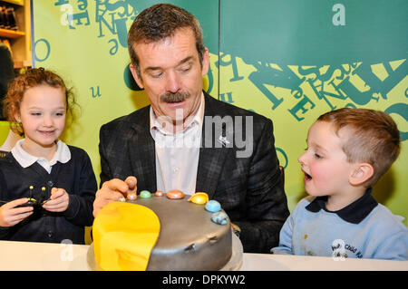 Belfast, Nordirland. 14. Januar 2014 - Kommandant Chris Hadfield mit einem "Solar System-Kuchen" präsentiert, wie er Exemplare seines Buches "An Astronaut Leitfaden zu Leben auf der Erde unterschreibt" Credit: Stephen Barnes/Alamy Live News Stockfoto