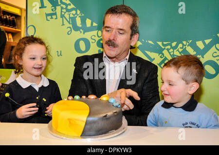 Belfast, Nordirland. 14. Januar 2014 - Kommandant Chris Hadfield mit einem "Solar System-Kuchen" präsentiert, wie er Exemplare seines Buches "An Astronaut Leitfaden zu Leben auf der Erde unterschreibt" Credit: Stephen Barnes/Alamy Live News Stockfoto