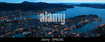 Dächer der Stadt Bergen, vom Berg Floyen, Hordaland Region, Norwegen, Skandinavien, Europa Stockfoto