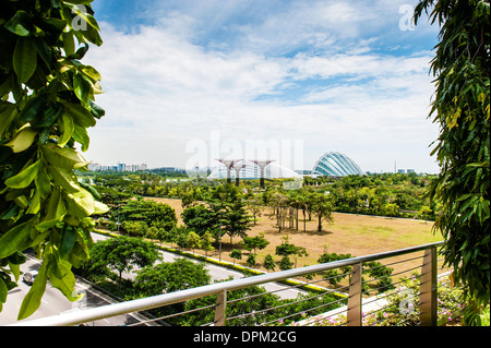 Anoramic Blick auf die Gärten an der Bucht in Singapur. Solar-Bäume im Hain Supertree können in der Ferne gesehen werden. Stockfoto