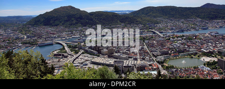 Dächer der Stadt Bergen, vom Berg Floyen, Hordaland Region, Norwegen, Skandinavien, Europa Stockfoto