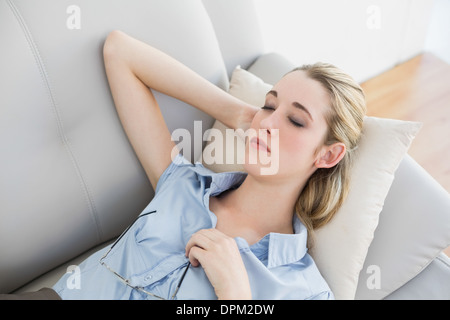 Ruhig blonde Geschäftsfrau, liegend auf der Couch schlafen Stockfoto