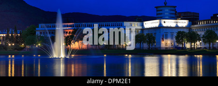 Abenddämmerung Blick auf den Brunnen und Kuntsmuseum am See im Stadtpark, Stadt Bergen, Hordaland, Norwegen, Skandinavien, Europa, Stockfoto