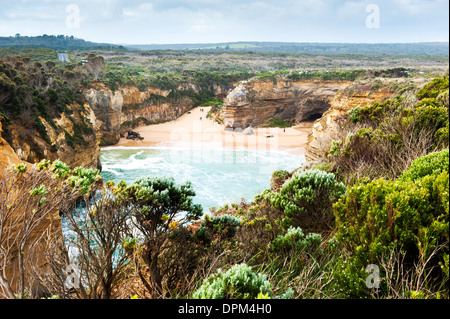 Loch Ard Gorge nahe der zwölf Apostel an einem windigen Frühlingstag auf der Great Ocean Road in Victoria, Australien Stockfoto