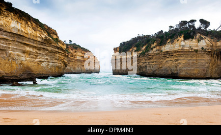 Loch Ard Gorge nahe der zwölf Apostel an einem windigen Frühlingstag auf der Great Ocean Road in Victoria, Australien Stockfoto