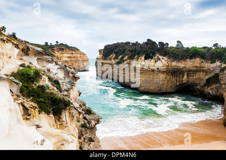 Loch Ard Gorge nahe der zwölf Apostel an einem windigen Frühlingstag auf der Great Ocean Road in Victoria, Australien Stockfoto