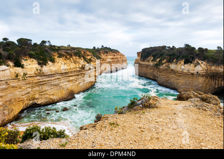 Loch Ard Gorge nahe der zwölf Apostel an einem windigen Frühlingstag auf der Great Ocean Road in Victoria, Australien Stockfoto