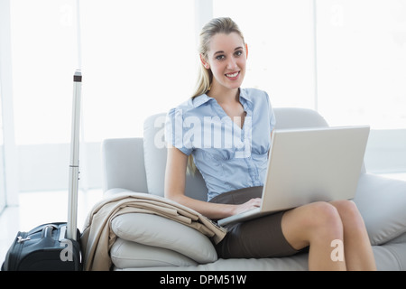 Niedliche Geschäftsfrau mit ihrem Notebook auf couch Stockfoto