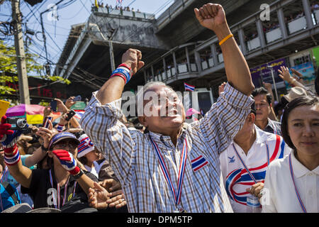 15. Januar 2014 - geht Bangkok, Thailand - SUTHEP THAUGSUBAN, ehemaliger stellvertretender Premierminister von Thailand und Anführer der Antiregierungsproteste Shutdown Bangkok Sukhumvit Road in Bangkok führt einen Protestmarsch. Zehntausende von Thai Anti-Regierungs-Demonstranten weiterhin blockieren die Straßen von Bangkok Mittwoch zum Herunterfahren der thailändischen Hauptstadt. Der Protest "Shutdown Bangkok," soll mindestens eine Woche dauern. Herunterfahren-Bangkok ist von Peoples demokratische Reform Committee (PRDC) organisiert. Es ist eine Fortsetzung der Proteste, die Anfang November begonnen. Es gab Schießereien fast e Stockfoto