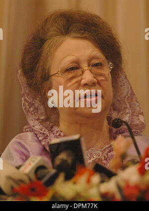 Dhaka, Bangladesch. 15. Januar 2014. Bangladesh Nationalist Party (BNP) Vorsitzende und ehemalige Premierminister Khaleda Zia hält eine Rede bei einer Pressekonferenz im Westin Hotel in Dhaka, Bangladesch, 15. Januar 2013. Bangladeshs Opposition bekräftigte seine Gelübde am Mittwoch Premierminister Sheikh Hasina neue Regierung mit Bewegung zu verdrängen. Bildnachweis: Shariful Islam/Xinhua/Alamy Live-Nachrichten Stockfoto