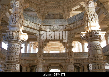 Alten Ranakpur Tempel des Jainismus bekannt Kuppeln für seinen Marmor geschnitzte Säulen, Architektur, Entwürfe Rajasthan, Indien. Stockfoto