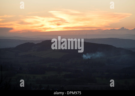 Die Sonne geht hinter den Malvern Hills in Worcester, nach einer Woche heftige Regenfälle in der Region. 28. Dezember 2013. Stockfoto