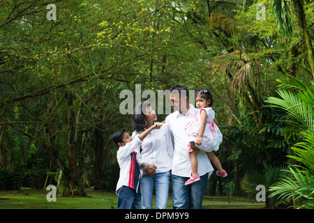 Indische Familie im Freien. Eltern und Kinder Garten Weg zu gehen. Natur, Freizeit Lifestyle zu erforschen. Stockfoto