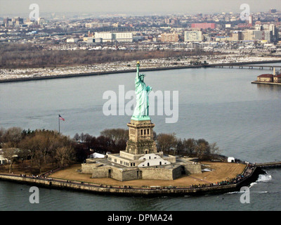 Die Freiheitsstatue ist eine kolossale neoklassische Skulptur auf Liberty Island mitten im Hafen von New York, in Manhattan, New York City. Stockfoto