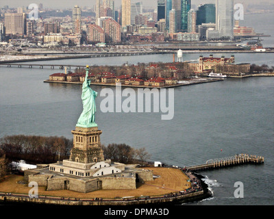 Die Freiheitsstatue ist eine kolossale neoklassische Skulptur auf Liberty Island mitten im Hafen von New York, in Manhattan, New York City. Stockfoto