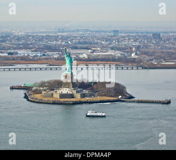 Die Freiheitsstatue ist eine kolossale neoklassische Skulptur auf Liberty Island mitten im Hafen von New York, in Manhattan, New York City. Stockfoto