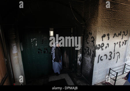 Nablus. 15. Januar 2014. Ein palästinensischer Mann inspiziert die Schäden, die durch einen Brand in einer Moschee in Deir Istiya Dorf in der Nähe der West Bank von Nablus am 15. Januar 2014. Jüdische Siedler in Brand teilweise eine Moschee im Westjordanland frühen Mittwoch, ein Akt der palästinensischen nationalen Autonomiebehörde (PNA) als rassistischer Akt betrachtet. Bildnachweis: Ayman Nobani/Xinhua/Alamy Live-Nachrichten Stockfoto