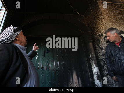 Nablus. 15. Januar 2014. Palästinenser inspizieren die Schäden, die durch einen Brand in einer Moschee in Deir Istiya Dorf in der Nähe der West Bank von Nablus am 15. Januar 2014. Jüdische Siedler in Brand teilweise eine Moschee im Westjordanland frühen Mittwoch, ein Akt der palästinensischen nationalen Autonomiebehörde (PNA) als rassistischer Akt betrachtet. Bildnachweis: Ayman Nobani/Xinhua/Alamy Live-Nachrichten Stockfoto