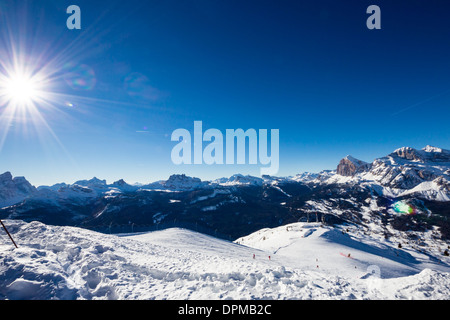 Ein Blick auf die Gruppe der Tofana und Monte Cristallo über das Tal von Cortina d ' Ampezzo Stockfoto