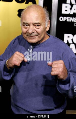 14. Dezember 2006 - Graumans Chinese, Hollywood, LOS ANGELES, USA - BURT YOUNG. SCHAUSPIELER. K51081. WELTPREMIERE VON ROCKY BALBOA GRAUMANS CHINESE THEATRE HOLLYWOOD, CA 13.12.2006. (Kredit-Bild: © Globe Photos/ZUMAPRESS.com) Stockfoto