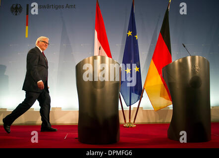 Berlin, Deutschland. 15. Januar 2014. Deutscher Außenminister Frank-Walter Steinmeier (SPD) kommt für eine gemeinsame Pressekonferenz mit seinem österreichischen Kollegen in Berlin, Deutschland, 15. Januar 2014. Foto: DANIEL NAUPOLD/Dpa/Alamy Live News Stockfoto