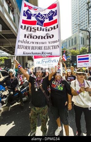 Bangkok, Bangkok Metropolitan District, Thailand. 13. Januar 2014. Anti-Regierungs-Demonstranten marschieren durch Bangkok an einem der sieben Standorte die Demonstranten haben in einem Versuch, "Herunterfahren" besetzt Bangkok, die sie hoffen, führt der Rücktritt von der gegenwärtigen Regierung und die Installation von einem ungewählten '' Volksrat '', Kreuzung Asoke, Bangkok, Thailand - Foto: Gavin Gough/NurPhoto Credit: Gavin Gough/NurPhoto/ZUMAPRESS.com/Alamy Live News Stockfoto