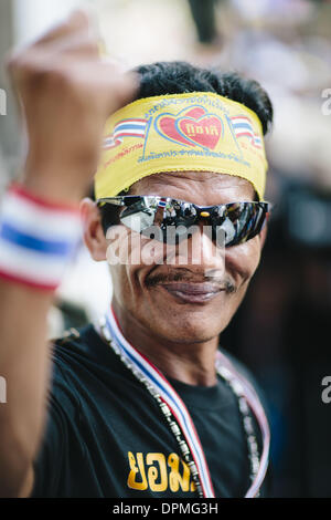 Bangkok, Bangkok Metropolitan District, Thailand. 13. Januar 2014. Eine regierungsfeindliche Demonstranten in Bangkok am ersten Tag des Versuchs, "Herunterfahren" Bangkok als Demonstranten versuchen der Regierung, Ratchaprasong, Bangkok, Thailand - Foto zu stürzen: Gavin Gough/NurPhoto Credit: Gavin Gough/NurPhoto/ZUMAPRESS.com/Alamy Live News Stockfoto