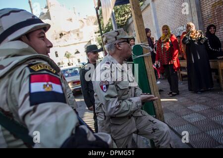 Kairo, Ägypten. 15. Januar 2014. General Medhat el-Nahas (C), Kommandeur der ägyptischen Infanterie Truppen; Sicherheitskontrollen in den Wahllokalen in Sayeda Aisha, Alt-Kairo, Ägypten, 15. Januar 2014. Neun Menschen getötet während Ägyptens erste Tag der Abstimmung über eine neue Verfassung Dienstag, Zusammenstöße zwischen Polizei und Anhängern der Muslim-Bruderschaft in den verschiedenen Teilen des Landes brachen. Bildnachweis: Amru Salahuddien/Xinhua/Alamy Live-Nachrichten Stockfoto