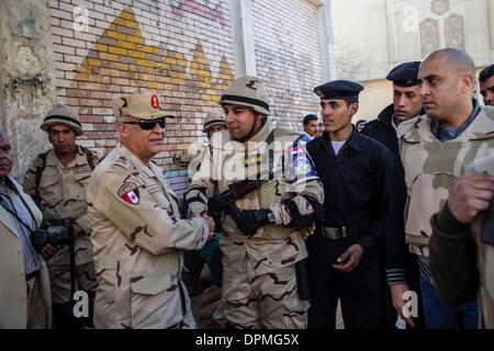 Kairo, Ägypten. 15. Januar 2014. General Medhat el-Nahas (L, vorn), Kommandeur der ägyptischen Infanterie-Truppen; Sicherheitskontrollen in den Wahllokalen in Sayeda Aisha, Alt-Kairo, Ägypten, 15. Januar 2014. Neun Menschen getötet während Ägyptens erste Tag der Abstimmung über eine neue Verfassung Dienstag, Zusammenstöße zwischen Polizei und Anhängern der Muslim-Bruderschaft in den verschiedenen Teilen des Landes brachen. Bildnachweis: Amru Salahuddien/Xinhua/Alamy Live-Nachrichten Stockfoto