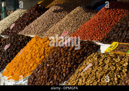 Datteln, Nüssen und getrockneten Früchten für den Verkauf auf einen Stand auf dem Djemaa el-Fna Platz in Marrakesch, Marokko Stockfoto