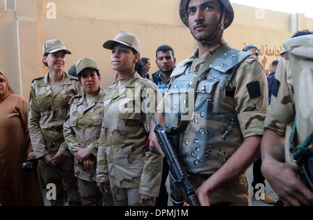 Kairo, Kairo, Ägypten. 15. Januar 2014. Ägypter stimmen ihre am zweiten Tag der Abstimmung über eine neue Verfassung am 15. Januar 2014 in Kairo. Ägypter fortgesetzt Stimmen in dem Verfassungsreferendum mit Wahlbeteiligung erwartet, sind der Schlüssel zu einem wahrscheinlich Präsidentschaftskandidatur von Armee Chef Abdel Fattah al-Sisi nach Zusammenstößen neun am Vortag Credit getötet: ZUMA Press, Inc./Alamy Live News Stockfoto