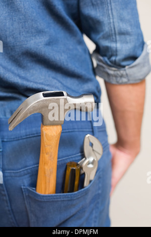 Mehrere Tools in einem Mann hinten Denim Tasche Stockfoto