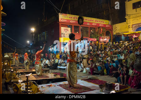 Priester, die Durchführung von Abend Ganga Aarti Zeremonie und Feuer Puja, Sheetla Ghat, Varnasi, Uttar Pradesh, Indien Stockfoto