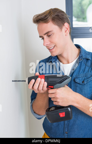 Gut aussehend Handwerker mit einem Bohrer Stockfoto