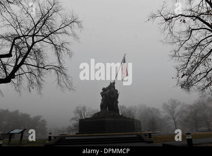 Washington DC, USA. 15. Januar 2014. Das Marine Corps War Memorial ist unter dichtem Nebel in Arlington, Virginia, USA, 15. Januar 2014 gesehen. © Yin Bogu/Xinhua/Alamy Live-Nachrichten Stockfoto