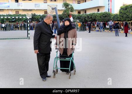 Kairo, Kairo, Ägypten. 15. Januar 2014. Ägypter stimmen ihre am zweiten Tag der Abstimmung über eine neue Verfassung am 15. Januar 2014 in Kairo. Ägypter fortgesetzt Stimmen in dem Verfassungsreferendum mit Wahlbeteiligung erwartet, sind der Schlüssel zu einem wahrscheinlich Präsidentschaftskandidatur von Armee Chef Abdel Fattah al-Sisi nach Zusammenstößen neun am Vortag Credit getötet: ZUMA Press, Inc./Alamy Live News Stockfoto