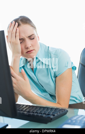 Edel zuckte Geschäftsfrau mit Kopfschmerzen Stockfoto
