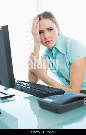 Edel verärgert Geschäftsfrau mit Kopfschmerzen Stockfoto