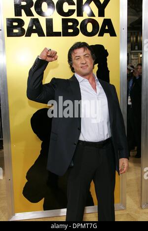 14. Dezember 2006 - Graumans Chinese, Hollywood, LOS ANGELES, USA - SYLVESTER STALLONE. SCHAUSPIELER. WELTPREMIERE VON ROCKY BALBOA GRAUMANS CHINESE THEATRE HOLLYWOOD, CA 13.12.2006.  -K51081(Credit Image: © Globe Photos/ZUMAPRESS.com) Stockfoto